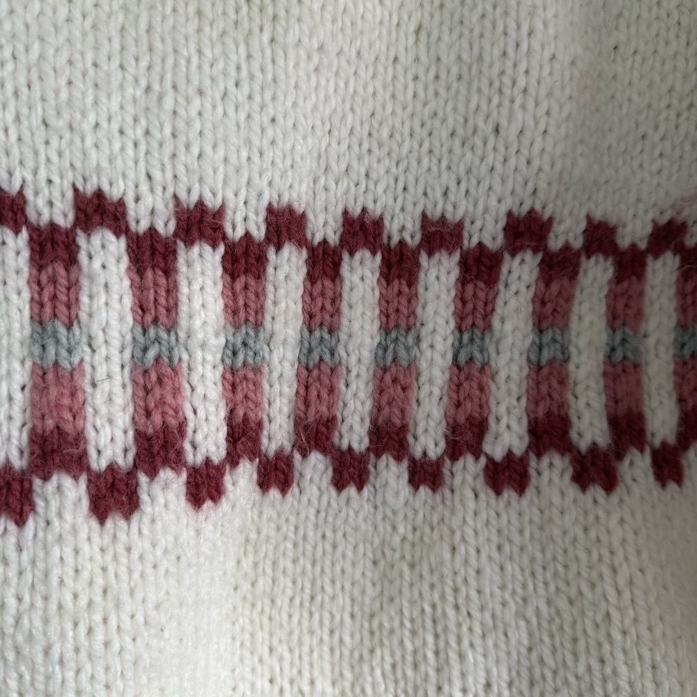 Elegant White Turtleneck Sweater with Red Accents - Picture 4 of 6